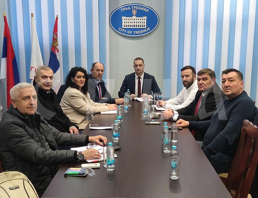 TРЕБИЊЕ, 27. ЈАНУАРА /СРНА/ - Представници политичких субјеката који чине већину у Скупштини града Требиња данас су затражили да Полицијска управа Требиње појача оперативни рад на сузбијању малољетничке делинквенције и заједно са локалним властима предузме све превентивне мјере и едукативне активности.
