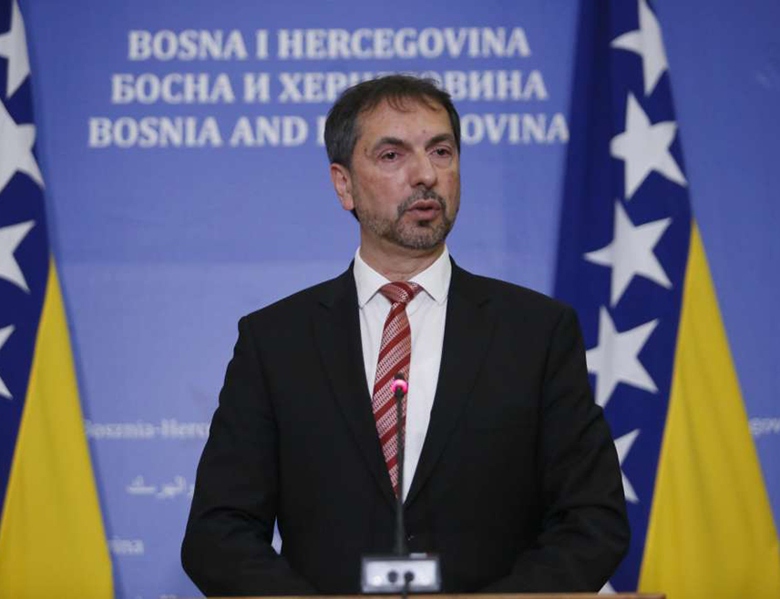 САРАЈЕВО, 27. ЈАНУАРА /СРНА/ - Замјеник предсједавајућег Представничког дома Парламентарне скупштине БиХ Маринко Чавара изјавио је да ХДЗ није за промјене у власти и да је и даље за стари договор са СНСД-ом.