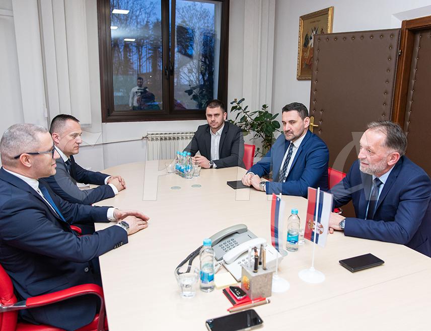 ПРЊАВОР, 27. ЈАНУАРА /СРНА/ - Генерални конзул Србије у Бањалуци Милош Вујић оцијенио је данас, у првој радној посјети Прњавору, да су овдје постигнути импресивни резултати имајући у виду друге локалне заједнице у Републици Српској, те са руководством Прњавора разговарао о ономе шта би Србија у наредном периоду могла урадити за овај град.