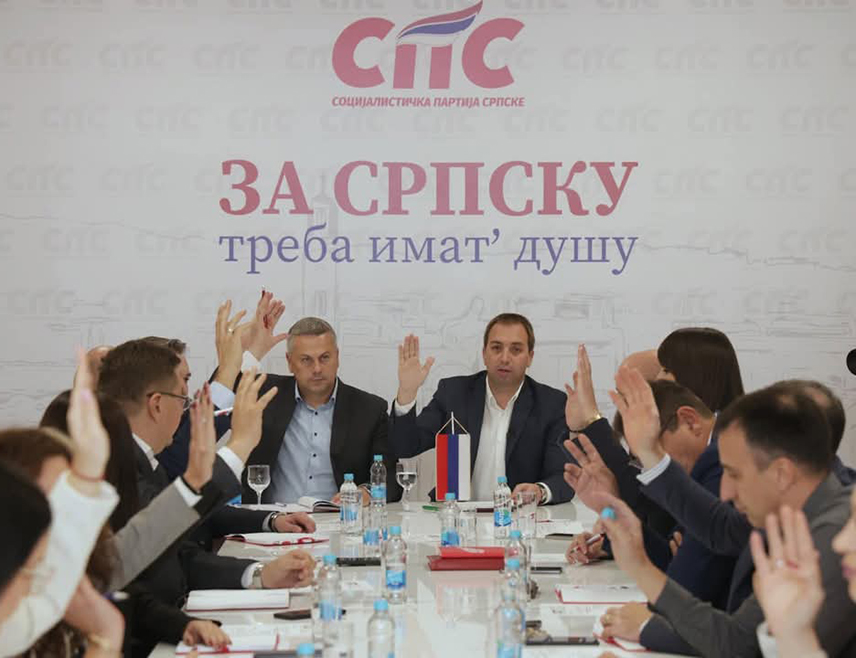 БАЊАЛУКА, 27. ЈАНУАРА /СРНА/ - Предсједништво Градског одбора Социјалистичке партије Српске /СПС/ Бањалука одлучило је да ће одборници те странке подржати Љубу Нинковића за предсједника Скупштине града Бањалука, Сашу Чудића за потпредсједника, као и Ивана Кукавицу за секретара Скупштине града.