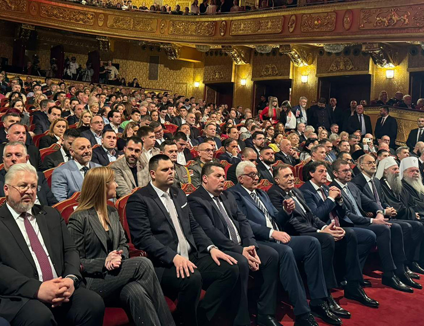 СКОПЉЕ, 27. ЈАНУАРА /СРНА/ - Предсједник Народне скупштине Републике Српске Ненад Стевандић истакао је у Скопљу, гдје је заједно са предсједником Српске Милорадом Додиком присуствовао Светосавској академији, да је вечерас на најљепши начин обиљежено заједништво које уздиже и чува.