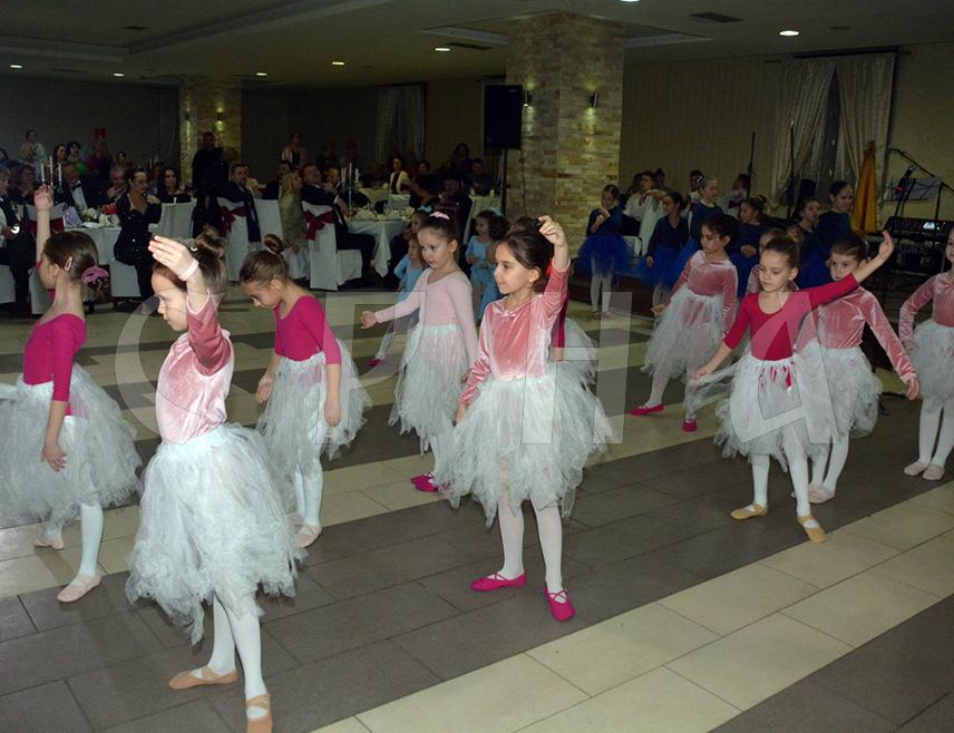 ПРИЈЕДОР, 27. ЈАНУАРА / СРНА/ - У Приједору је вечерас одржан Светосавски бал који је осим пригодног програма имао и хуманитарни карактер, јер је продајом крофни прикупљено 4.548 КМ и пет стотина динара за лијечења трогодишњег Гаврила Гороње, који болује од церебралне парализе и придружених болести.