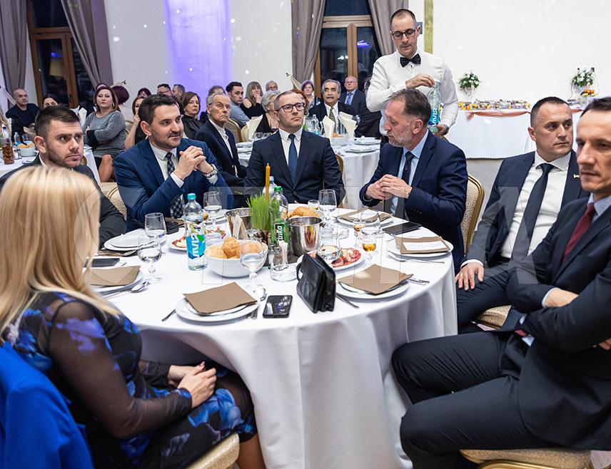 ПРЊАВОР, 28. ЈАНУАРА /СРНА/ - На Светосавској забави у Прњавору, одржаној у организацији Колa српских сестара, Српске православне црквене општине Прњавор, просвјетних радника и Градске управе, прикупљено је 16.819 КМ у хуманитарне сврхе.