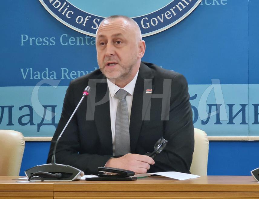 БАЊАЛУКА, 28. ЈАНУАРА /СРНА/ - Влада Републике Српске утврдила је, на данашњој сједници, износ најниже плате која ће у 2025. години бити диференцирана и износиће 900 КМ за неквалификоване и полуквалификоване раднике, 950 КМ за трећи степен образовања, 1.000 КМ за средњу стручну спрему и 1.300 КМ за високу стручну спрему, саопштио је ресорни министар Данијел Егић.