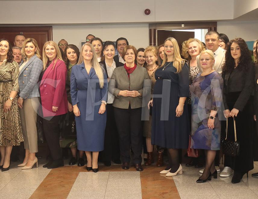 БАЊАЛУКА, 28. ЈАНУАРА /СРНА/ - Светосавска награда просвјетним радницима представља велику сатисфакцију и признање за труд и рад, али и обавезу да наставе несебично да преносе знање на оне који тек улазе у образовни систем, изјавила је министар просвјете и културе Републике Српске Жељка Стојичић.