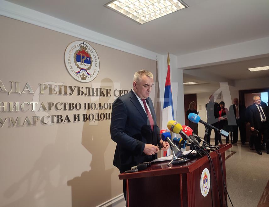 БАЊАЛУКА, 28. ЈАНУАРА /СРНА/ - Министар пољопривреде, шумарства и водопривреде Републике Српске Саво Минић рекао је да не види разлог да се не понови суђење предсједнику Српске Милораду Додику и в.д. директора "Службеног гласника" Милошу Лукићу јер је повријеђен поступак који сада иде на њихову штету.