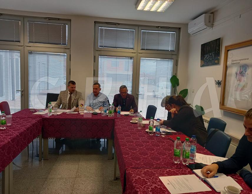 БАЊАЛУКА, 28. ЈАНУАРА /СРНА/ - Представници породица погинулих бораца и ратних војних инвалида закључили су да је неопходно доношење новог закона о правима бораца, војних инвалида и породица погинулих бораца Одбрамбено-отаџбинског рата, којим би се регулисала висина основице за обрачун примања за ове категорије, односно начин на који ће сваке године бити дефинисано њено повећање.