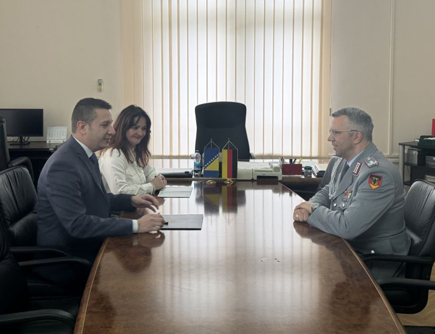 САРАЈЕВО, 28. ЈАНУАРА /СРНА/ - Замјеник министра одбране у Савјету министара Александар Гогановић данас је током посјете војног аташеа Њемачке пуковника Марка Абендрота изразио посебну захвалност њемачкој Влади за учешће у пројекту топлификације касарне "Војвода Радомир Путник" у Добоју.