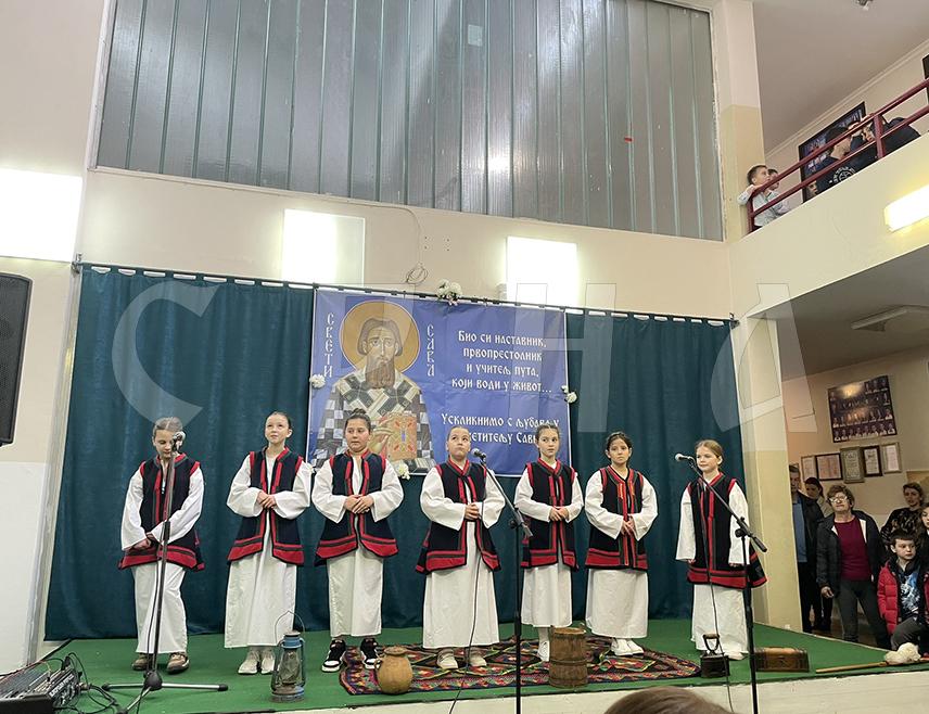 ДРВАР, 28. ЈАНУАРА /СРНА/ - Ученици и наставници Средње школе "Дрвар" и Основне школе у Дрвару свечано су обиљежили Савиндан, уз богат културно-умјетнички програм.