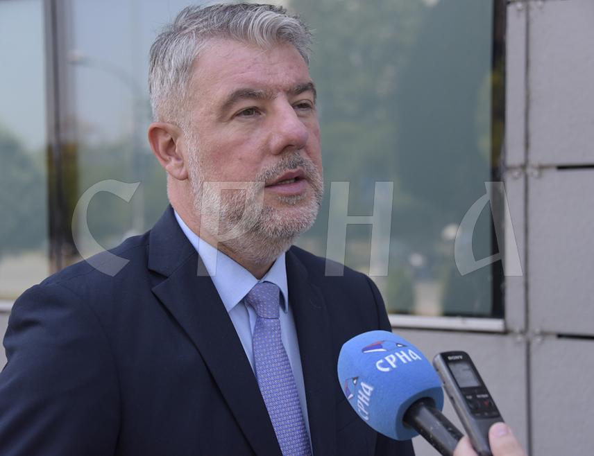 БАЊАЛУКА, 28. ЈАНУАРА /СРНА/ - Министар здравља и социјалне заштите Републике Српске Ален Шеранић рекао је Срни да ће медицинске сестре и техничари од јануарске плате добити повећање од 100 КМ, а да ће од априла сви радници у здравству добити повећање плата од 10 одсто.