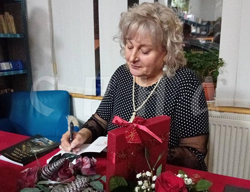 СОКОЛАЦ, 28. ЈАНУАРА /СРНА/ - У Народној библиотеци Соколац вечерас је представљена књига поезије "У твојим зјеницама је снага моја" аутора Ковиљке Гавриловић са Пала.