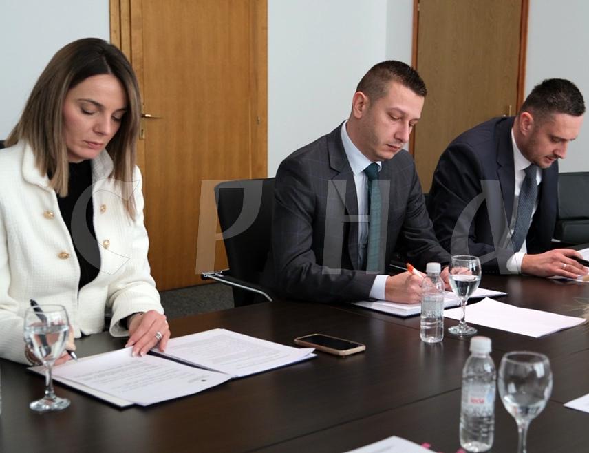 САРАЈЕВО, 29. ЈАНУАРА /СРНА/ - Замјеник министра одбране у Савјету министара Александар Гогановић (СНСД), замјеник министра цивилних послова Маријана Мојић (УС) и замјеник министра комуникација и транспорта Огњен Јањић (ДЕМОС) разговарали су о актуелној политичкој ситуацији у БиХ и једногласно пружили подршку предсједнику Републике Српске Милораду Додику у политички монтираном процесу који се води против њега.