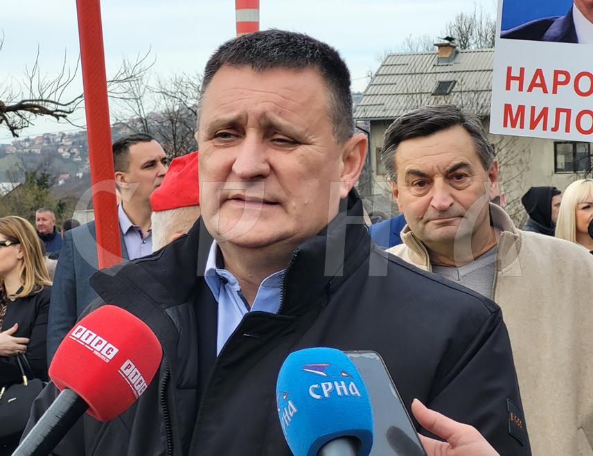 САРАЈЕВО, 29. ЈАНУАРА /СРНА/ - Процес против предсједника Републике Српске Милорада Додика и вршиоца дужности директора "Службеног гласника" Милоша Лукића пред Судом БиХ представља лакрдију од правосудног система, рекао је генерални директор Универзитетског клиничког центра Републике Српске Владо Ђајић.