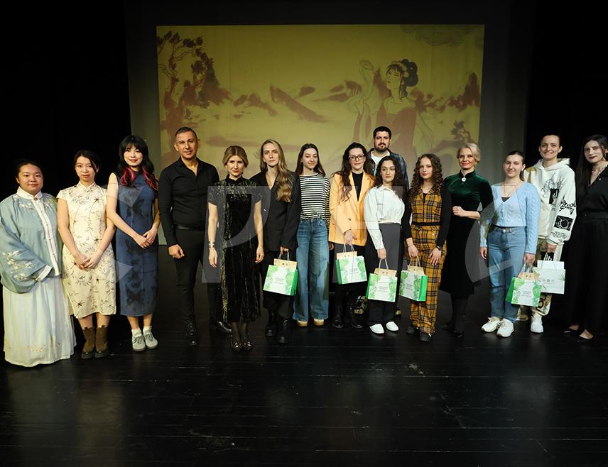 БАЊАЛУКА, 29. ЈАНУАРА /СРНА/ - Конфуцијев институт Универзитета у Бањалуци организовао је свечани дочек кинеске Нове године, у оквиру којег су додијељене награде побједницима конкурса "Лунарни креативци 2025: дизајн, мода, фотографија".