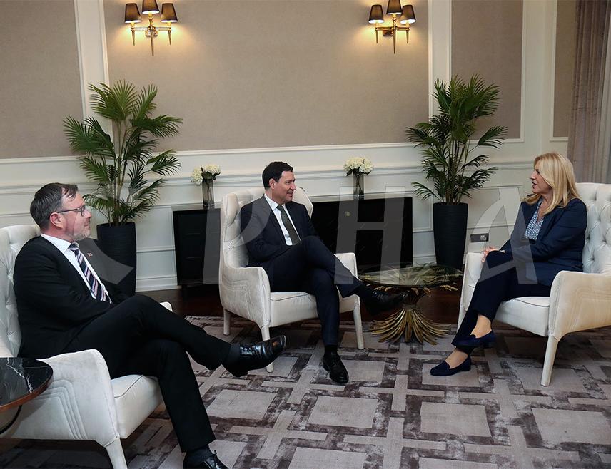 САРАЈЕВО, 29. ЈАНУАРА /СРНА/ - Српски члан и предсједавајућа Предсједништва БиХ Жељка Цвијановић указала је током данашњег састанка у Бањалуци са специјалним изаслаником Словеније за Балкан Анжејем Франгешем на важност уважавања уставне позиције различитих нивоа власти и уједначеног приступа ЕУ према свима у БиХ.