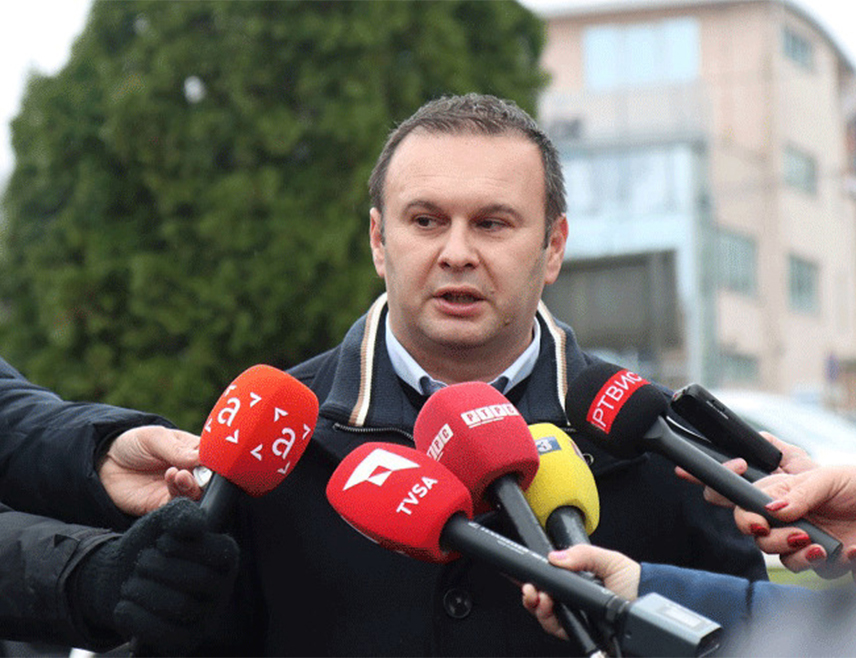 САРАЈЕВО, 29. ЈАНУАРА /СРНА/ - Градоначелник Источног Сарајева Љубиша Ћосић изразио је очекивање да ће налогодавци процеса који се пред Судом БиХ води против предсједника Републике Српске Милорада Додика и вршиоца дужности директора "Службеног гласника" Милоша Лукића коначно отићи из БиХ.