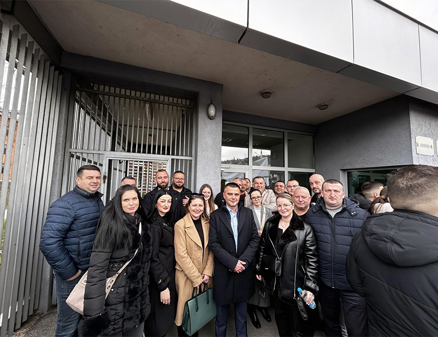 САРАЈЕВО, 29. ЈАНУАРА /СРНА/ - Начелник општине Козарска Дубица Игор Савковић изјавио је данас у Сарајеву да сви грађани Републике Српске јединствено треба да подрже легитимно изабраног предсједника Српске Милорада Додика и вршиоца дужности директора "Службеног гласника" против којих се у Суду БиХ води парадоксалан процес.