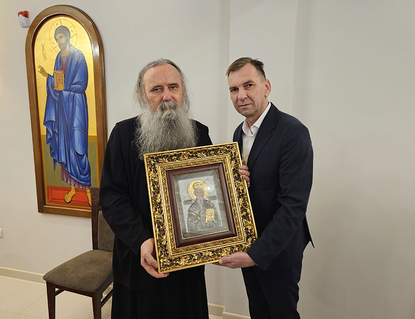 БИЈЕЉИНА, 29. ЈАНУАРА /СРНА/ - Начелник Угљевика Драган Гајић изјавио је данас да је митрополит зворничко-тузлански Фотије као архијереј и духовни вођа узор честитости, мудрости и љубави према Богу и свом народу.