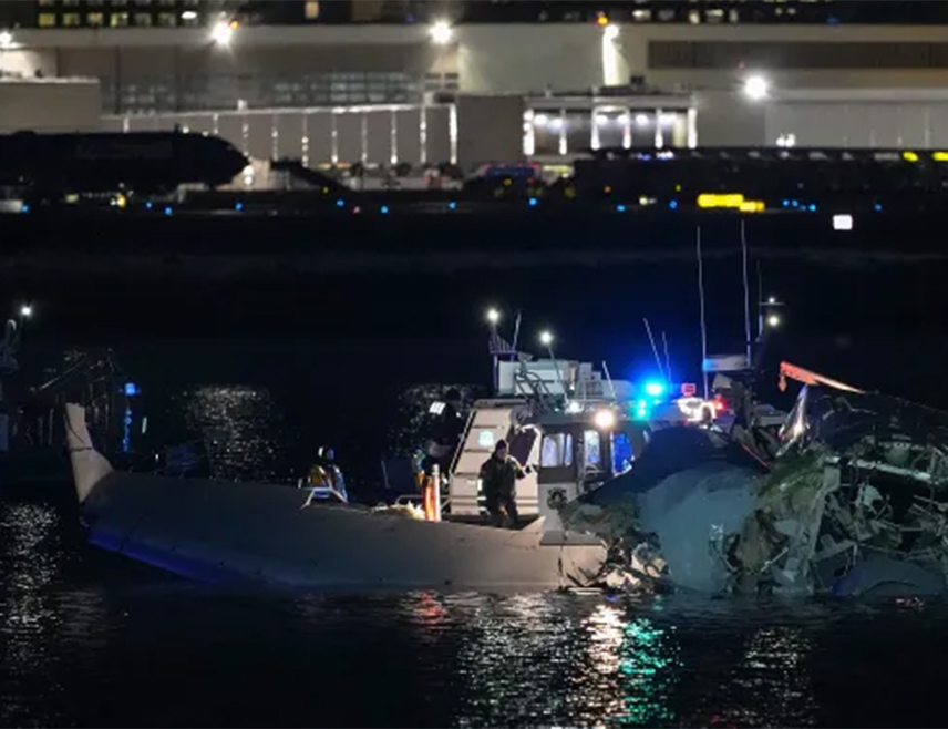 ВАШИНГТОН, 30. ЈАНУАРА /СРНА/ - Путнички авион "Американ ерлајнс" сударио се с војним хеликоптером док је прилазио аердорому у Вашингтону и са 60 путника и четири члана посаде срушио се у ријеку Потомак, погинуло је најмање 18 особа.