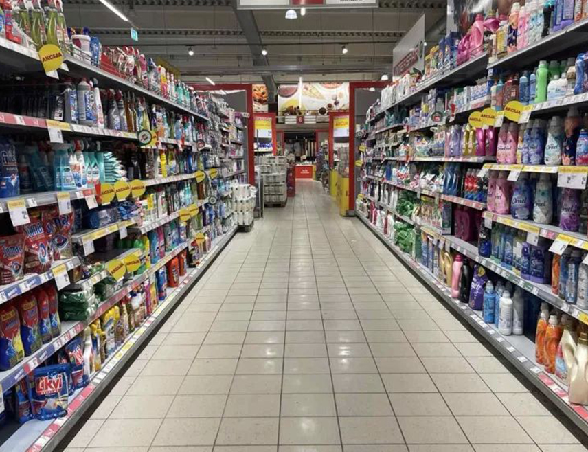 ЗАГРЕБ, 30. ЈАНУАРА /СРНА/ - У Хрватској је од данас планиран седмодневни бојкот три трговачка ланца, а нови општи најављен је за сутра када су грађани позвани да уопште не троше.