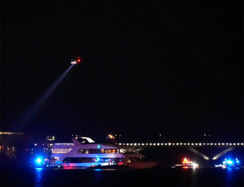 ВАШИНГТОН, 30. ЈАНУАРА /СРНА/ - Најмање 18 тијела извучено је из ријеке Потомак код Вашингтона послије судара путничког аивона и војног хеликоптера, јавио је Си-Би-Ес њуз.