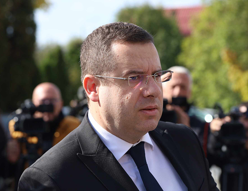 ИСТОЧНО САРАЈЕВО, 30. ЈАНУАРА /СРНА/ - Српски делегат у Дому народа Парламентарне скупштине БиХ Радован Ковачевић истакао је да су представници странака "тројке" започели "процес избацивања" СНСД-а из власти, без рачунице како ће то завршити, јер је СНСД убједљиво највећа политичка партија не само у Републици Српској, него и на нивоу БиХ.