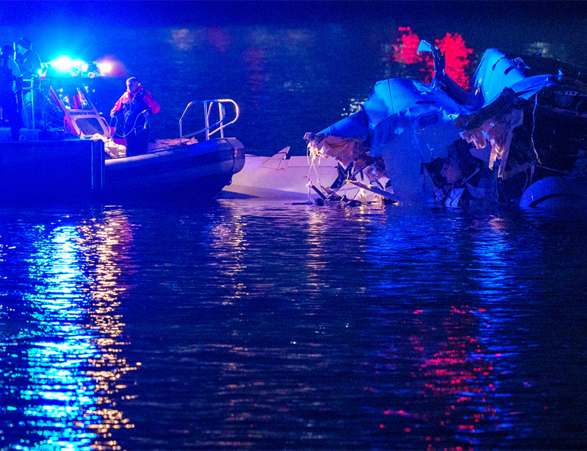 ВАШИНГТОН, 30. ЈАНУАРА /СРНА - РИА Новости/ - Најмање 30 тијела извучено је из ријеке Потомак након судара путничког авиона и војног хеликоптера изнад Вашингтона, јавио је медијски сервис "Ен-Би-Си", позивајући се на неименоване изворе.