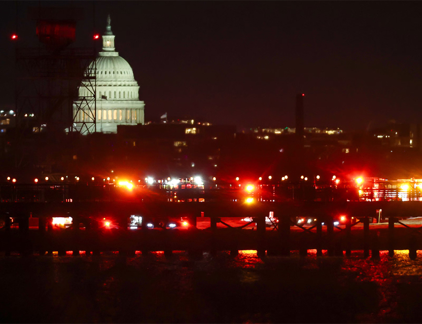 ВАШИНГТОН, 30. ЈАНУАРА /СРНА/ - Амерички званичници вјерују да нема преживјелих након судара путничког авиона са 64 особе и војног хеликоптера са три члана посаде код Вашингтона.