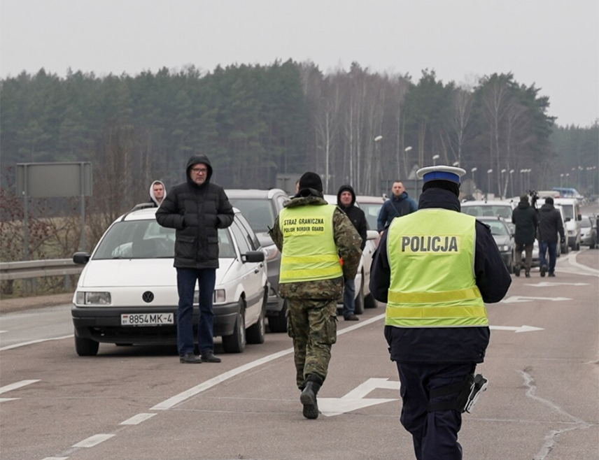 МИНСК, 30. ЈАНУАРА /СРНА/ - Ситуација на државној граници Бјелорусије је тешка и стога су све релевантне службе ангажоване да помогну граничарима, изјавио је бјелоруски предсједник Александар Лукашенко.