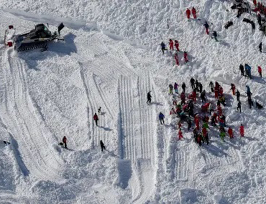 ПАРИЗ, 30. ЈАНУАРА /СРНА/ - Најмање петоро скијаша погинуло је у двије лавине на француским Алпима, саопштили су локални званичници.