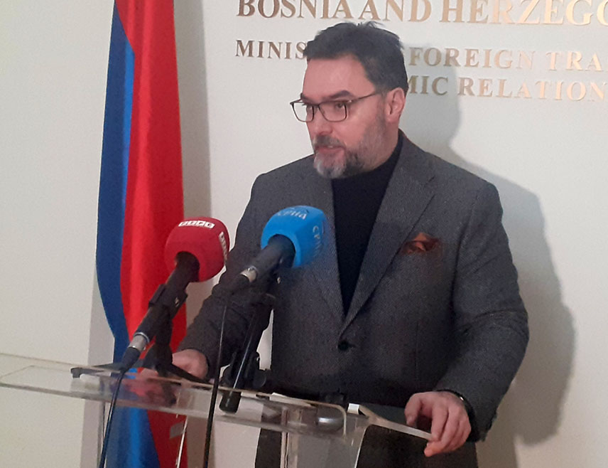 САРАЈЕВО, 30. ЈАНУАРА /СРНА/ - Замјеник предсједавајуће Савјета министара Сташа Кошарац изјавио је да је данашања сједница протекла без дисонантних тонова и напада.