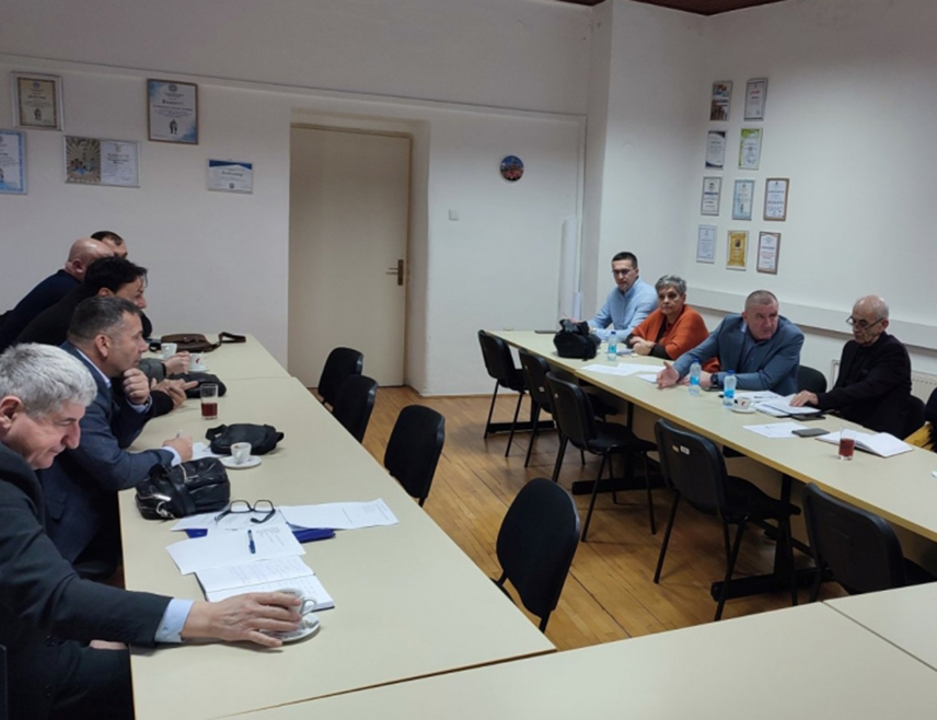 ТРЕБИЊЕ, 30. ЈАНУАРА /СРНА/ - Мултисекторски тимови који су формирани у оквиру иницијативе "Брига о дјеци, заједничка одговорност и обавеза" јако су важан алат у борби против вршњачког насиља, који се морају јачати и користити у превентивне сврхе, закључено је на састанку руководстава Полицијске управе Требиње, Центра за социјални рад, требињских основних и средњих школа и инспектора просвјетног савјетника Републичког педагошког завода.