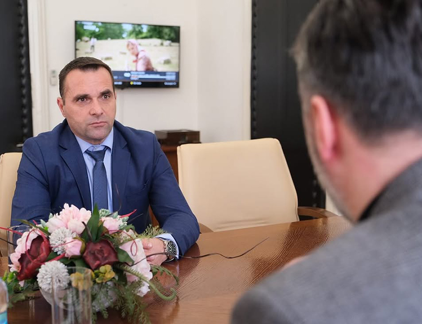 САРАЈЕВО, 30. ЈАНУАРА /СРНА/ - Министар спољне трговине и економских односа у Савјету министара Сташа Кошарац рекао је да је данас имао продуктиван састанак са начелником Билеће Миодрагом Парежанином о реализацији пројеката у овој општини, са фокусом на оне који се односе на Билећко језеро, али и енергетску ефикасност, те управљање отпадом.