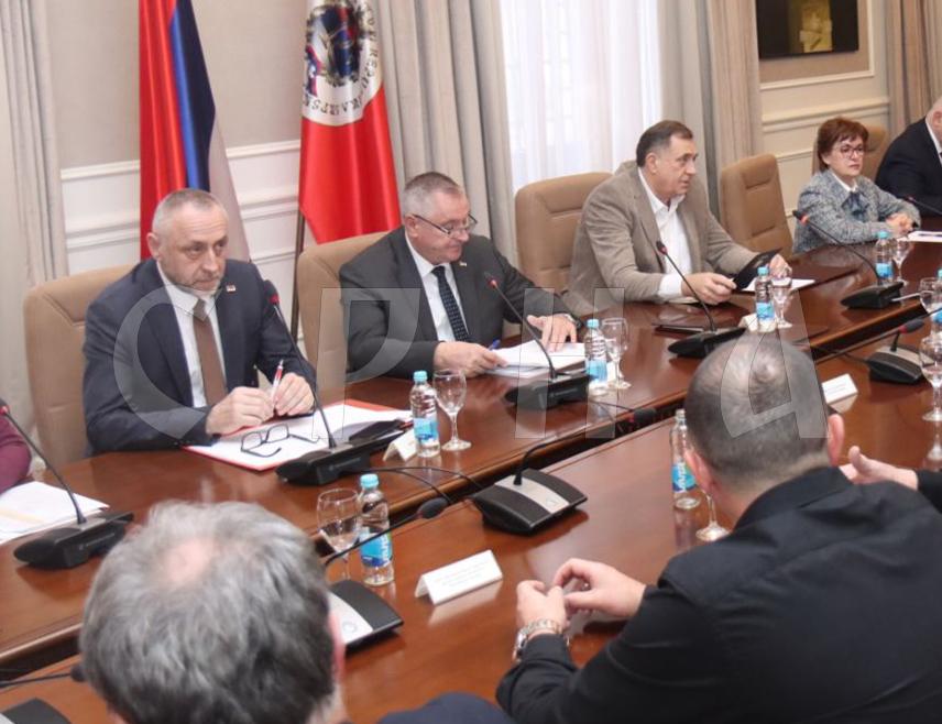 БАЊАЛУКА, 30. ЈАНУАРА /СРНА/ - Премијер Републике Српске Радован Вишковић поручио је данас у Бањалуци да Влада у континуитету помаже рад организација проистеклих из Одбрамбено-отаџбинског рата, као и да је данас одлучено да у наредном периоду буду повећана издвајања за ове категорије.