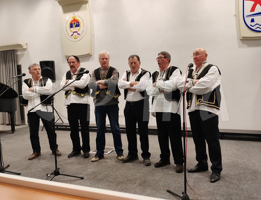 НОВИ ГРАД, 30. ЈАНУАРА /СРНА/ - Светосавски концерт изворне и етно-пјесме одржан је вечерас у Новом Граду у организацији Културно-образовног центра и под покровитељством општине.