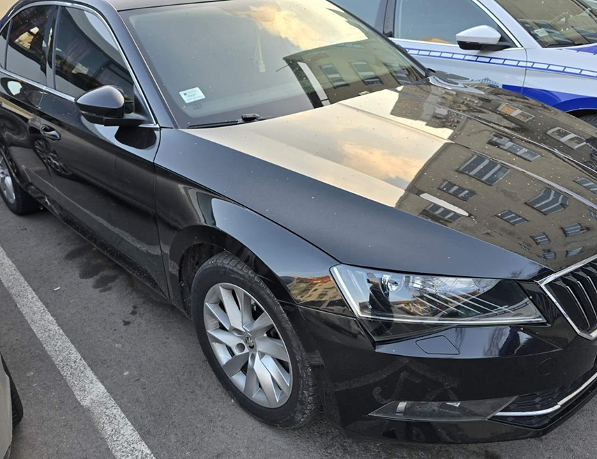 БЕОГРАД, 30. ЈАНУАРА /СРНА/ - Полиција у Србији ухапсила је пет мушкараца који су отели 19-годишњег младића, од којег су, лажно се представљајући као полицајци, насилно одузели два УСБ-а са криптовалутама у износу од 400.000 евра.