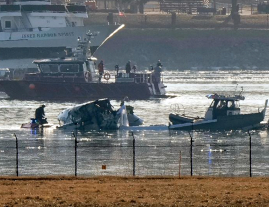 ВАШИНГТОН, 31. ЈАНУАРА /СРНА/ - Најмање 40 тијела извучено је из ријеке Потомак након судара путничког авиона компаније "Американ ерлајнз" и војног хеликоптера у Вашингтону, јавља агецнија "Аднкронос".