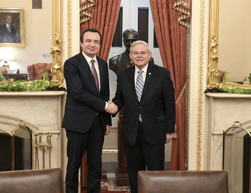 ЊУЈОРК, 31. ЈАНУАРА /СРНА/ - Бивши амерички сенатор Боб Менендез, који је од Албанаца добијао новац за прљаво лобирање у вези са Косовом и Метохијом, односно самопроглашеним Косовом, осуђен је на 11 година затвора због примања мита у злату и готовини, објавили су амерички медији.