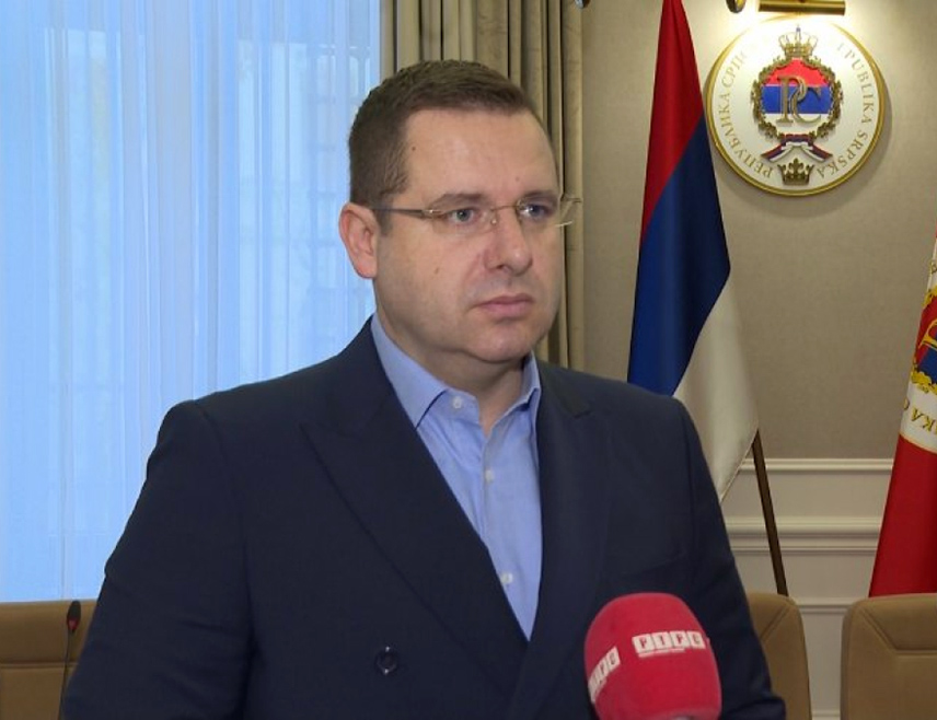 САРАЈЕВО, 31. ЈАНУАРА /СРНА/ - Делегат Клуба српског народа у Дому народа Парламентарне скупштине БиХ Радован Ковачевић позвао је Министарство одбране у Савјету министара да упозна јавност о статусу Бењамина Фукеље, припадника Оружаних снага БиХ који је одбио да се рукује са министром одбране Аустрије Клаудијом Танер због вјерских разлога.