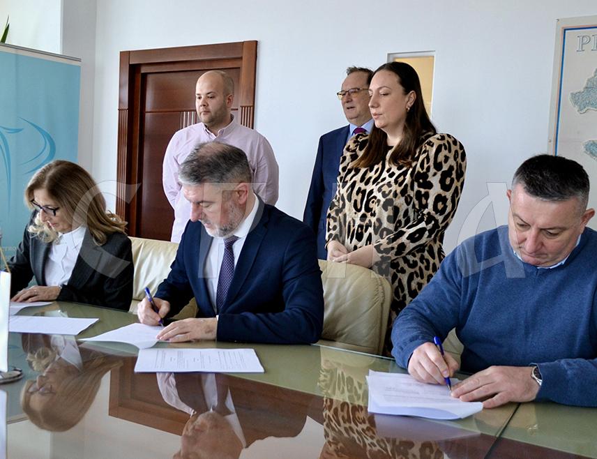 БАЊАЛУКА, 31. ЈАНУАРА /СРНА/ - Министар здравља и социјалне заштите Републике Српске Ален Шеранић и представници синдиката радника у здравству потписали су данас Посебни колективни уговор за запослене у јавним установама у области здравства и социјалне заштите Српске који ће додатно унаприједити права радника.