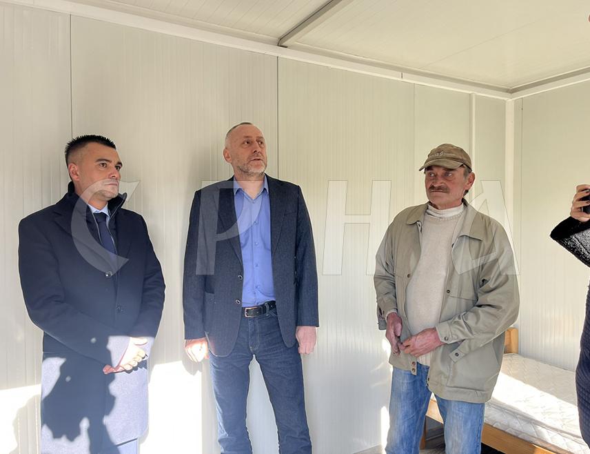 КОЗАРСКА ДУБИЦА, 31. ЈАНУАРА /СРНА/ - Министар рада и борачко-инвалидске заштите Републике Српске Данијел Егић и начелник општине Козарска Дубица Игор Савковић данас су у дубичком селу Брекиње демобилисаном борцу Војске Републике Српске Зорану Пејаковићу предали на употребу стамбени контејнер.