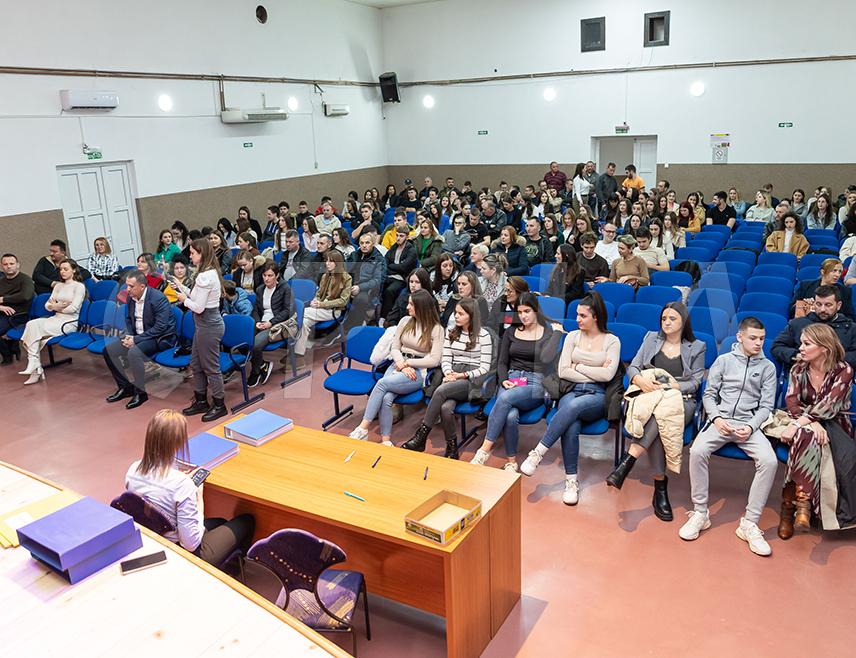 ПРЊАВОР, 31. ЈАНУАРА /СРНА/ - Представници града Прњавора данас су потписали уговоре о стипендирању 245 ученика и студената који су испунили услове за додјелу стипендија у школској 2024/2025. години.