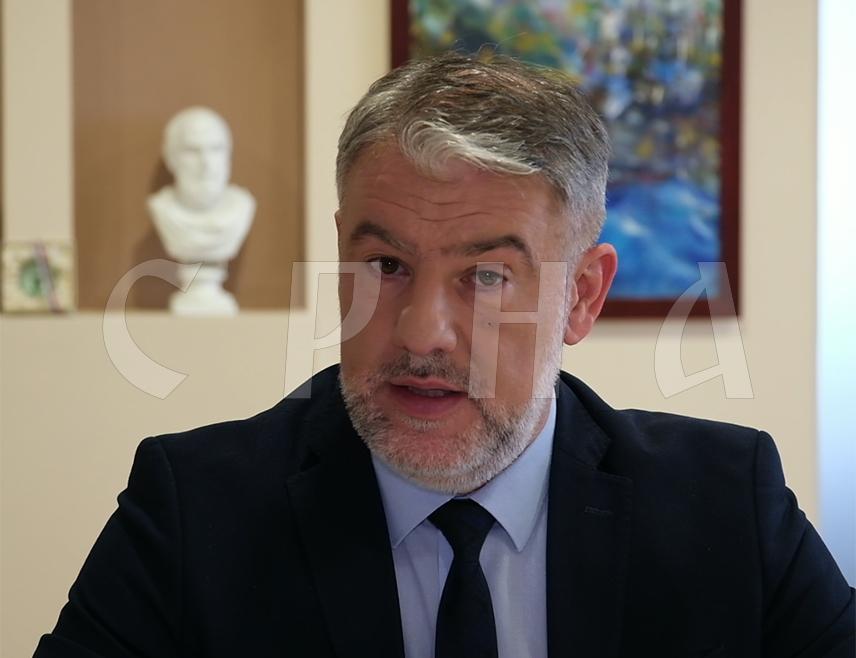 Здравственим радницима који раде у изразито неразвијеним и неразвијеним општинама посебним колективним уговором омогућена накнада на плату до 25 одсто. Завршетак болнице у Требињу у посљедњем кварталу ове године. Повећање плата свим радницима у здравству од 1. априла за 10 одсто. Нове услуге у примарној здравственој заштити.