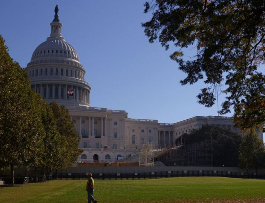 ВАШИНГТОН, 31. ЈАНУАРА /СРНА - РИА Новости/ - Амерички предсједник Доналд Трамп сутра ће примијенити царине од по 25 одсто на Мексико и Канаду и 10 одсто на Кину због њихове наводне улоге у дистрибуцији фентанила у САД, изјавила је портпарол Бијеле куће Каролин Ливит.