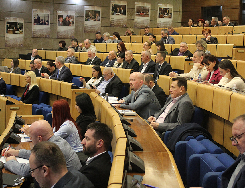 САРАЈЕВО, 31. ЈАНУАРА /СРНА/ - Делегати Дома народа Парламента Федерације БиХ /ФБиХ/ усвојили су на данашњој ванредној сједници буџет овог ентитета за 2025. годину у износу од 8,25 милијарди КМ што је увећање за 773 милиона км у односу на прошлогодишњи.