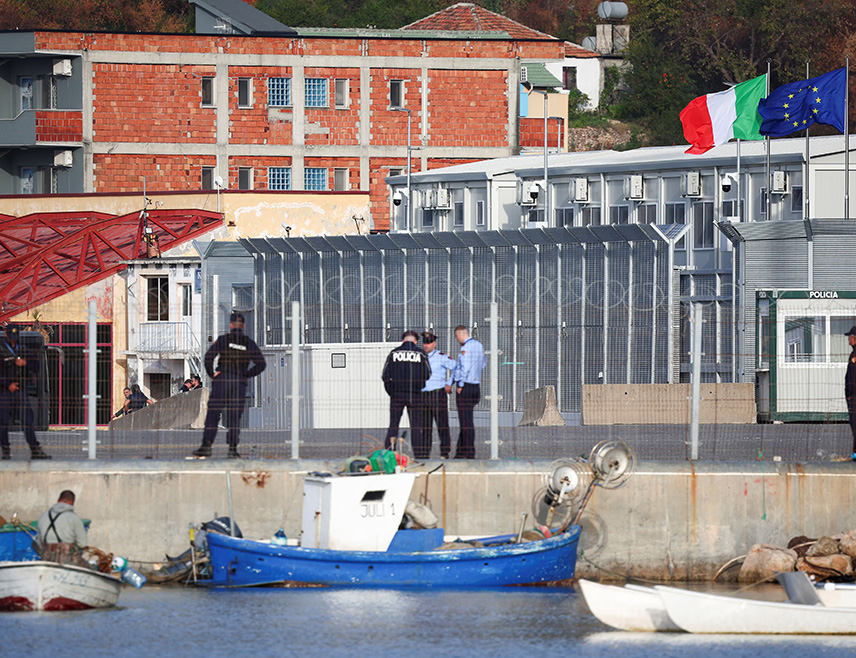 РИМ, 31. ЈАНУАРА /СРНА-Ројтерс/ - Суд у Риму наредио је да група миграната задржаних у камповима изграђеним у Албанији буде пребачена у Италију, рекли су извори.