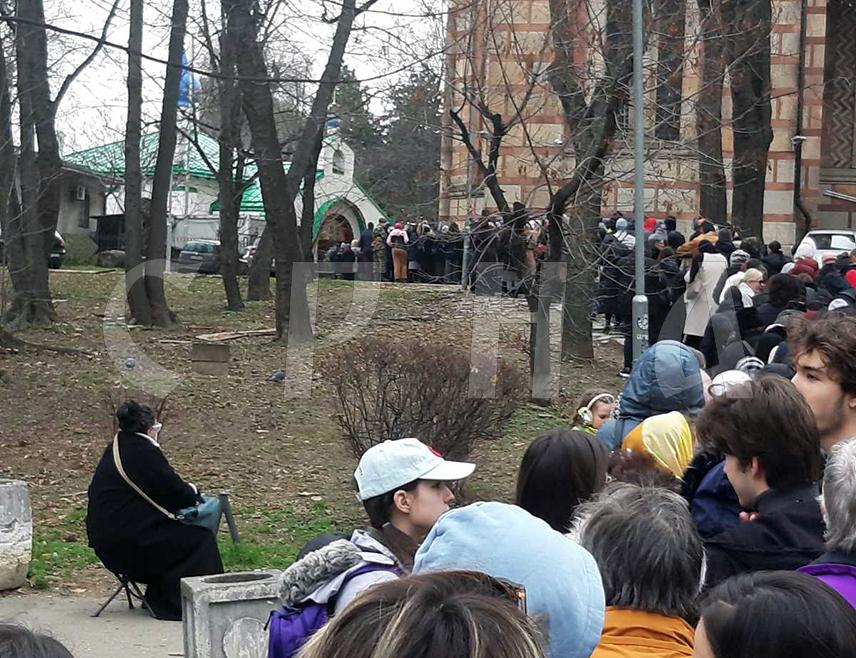 БЕОГРАД, 1. ФЕБРУАРА /СРНА/ - Велики број вјерника поклања се јутрос чудотворној руској икони Пресвете Богородице "Умекшање злих срца" која је донесена у Руску цркву на Ташмајдану у Београду, гдје је тим поводом служена литургија.