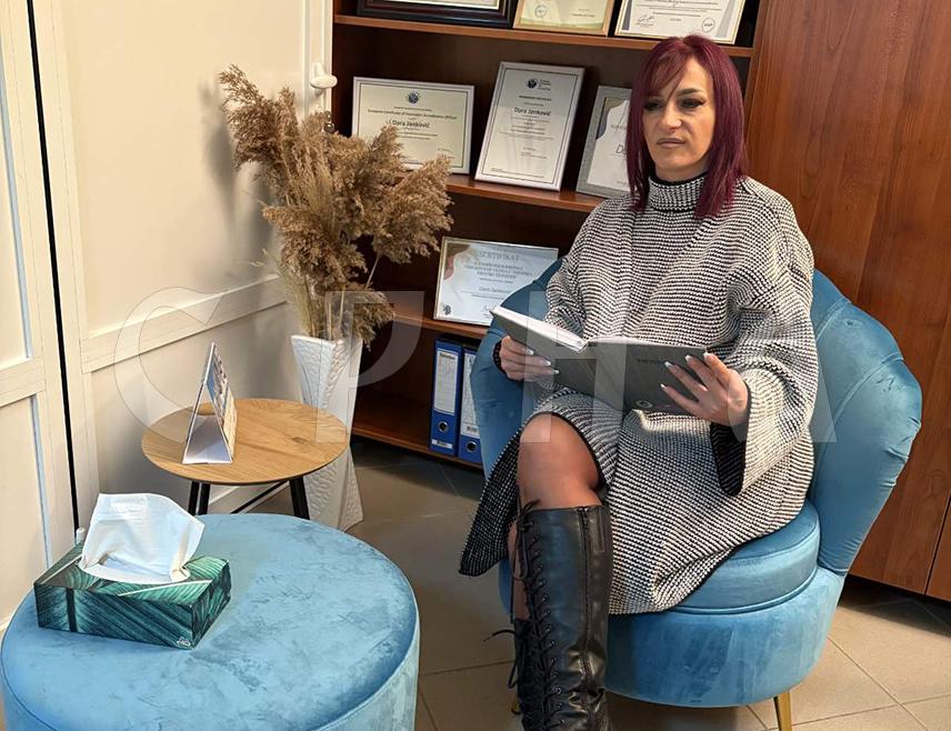 СОКОЛАЦ, 2. ФЕБРУАРА /СРНА/ - Психотерапеут у Заводу за форензичку психијатрију на Сокоцу Дара Јанковић истиче да је психотерапија трагање за истином о себи.