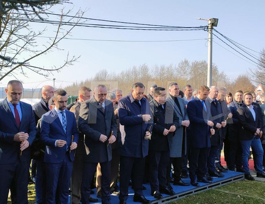 БАЊАЛУКА, 2. ФЕБРУАРА /СРНА/ - Код Спомен-костурнице у бањалучком насељу Дракулић служен је помен за више од 2.300 Срба које су усташе звјерски убиле прије 83 године у овом насељу и у селима Мотике, Шарговац, те у руднику Раковац.