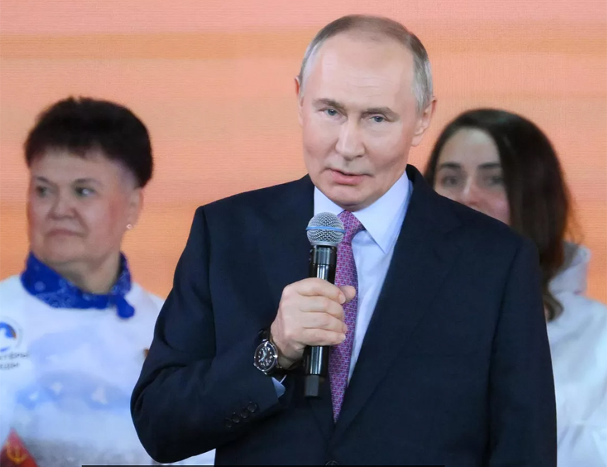 МОСКВА, 2. ФЕБРУАРА /СРНА/ - Амерички предсједник Доналд Трамп ће са својим карактером врло брзо завести ред, а европске елите ће стати пред ноге свог господара и њежно махати репом, изјавио је руски предсједник Владимир Путин.